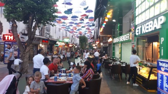 Уличка со ресторани во стариот град на Анталија