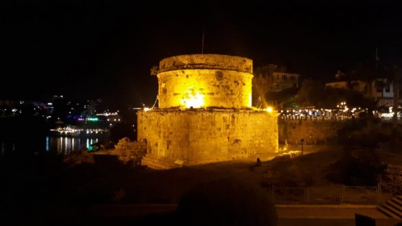 Стар светилник во стариот град Анталија